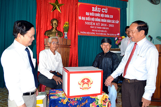 Chủ tịch UBND tỉnh Đinh Văn Thu - Chủ tịch UBBC tỉnh kiểm tra công tác bầu cử ở cơ sở vào ngày 22.5. Ảnh: CÔNG TÚ