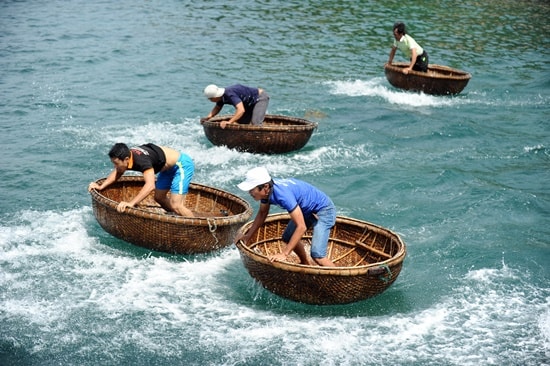 Hào hứng đua thuyền thúng