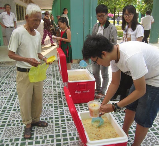 Các tình nguyện viên Chi hội Nguyện Ước Xanh vào bếp và phát cháo cho bệnh nhân ở Bệnh viện Đa khoa Quảng Nam. Ảnh: C.N