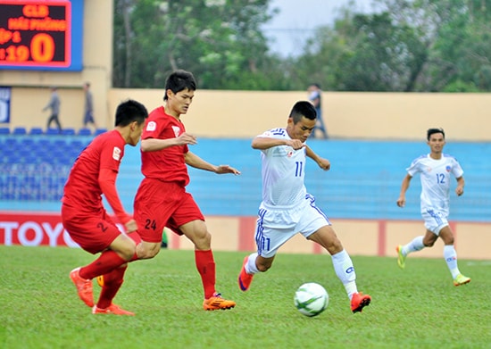 Các cầu thủ Hải Phòng (bên phải) chơi khá tốt trong giai đoạn đầu mùa giải, giúp đội nhà vô địch lượt đi.