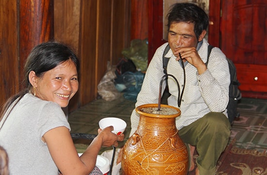 Thật hiếm hoi để chứng kiến được cảnh như thế này trong đời sống bây giờ của đồng bào vùng cao.  Ảnh: ALĂNG NGƯỚC