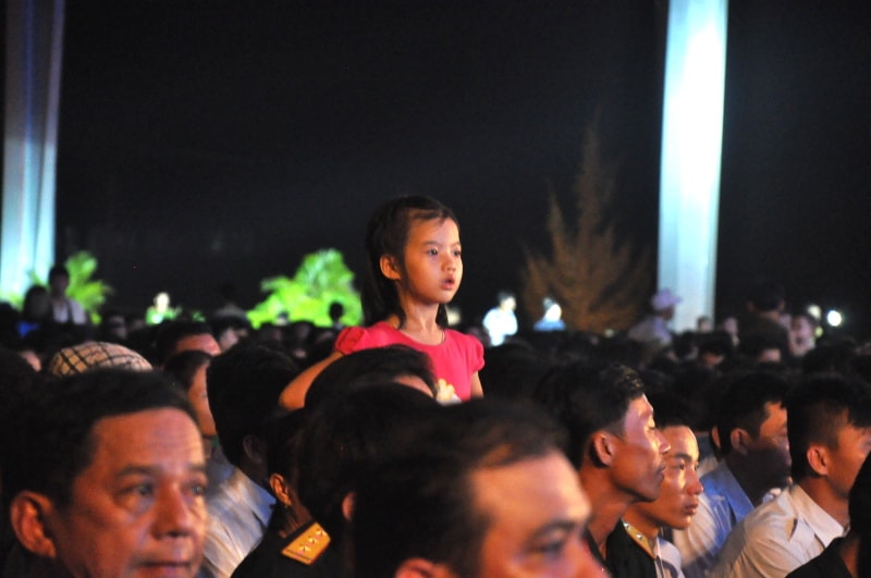 Một em bé đang chăm chú theo dõi câu chuyện về những người bạn bị mất bố mẹ vì TNGT. Ảnh: VINH ANH