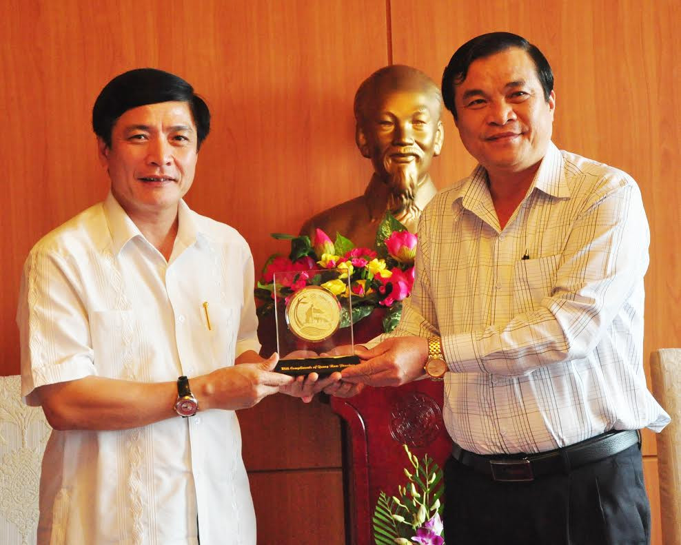 Phó Bí thư Thường trực Tỉnh ủy Phan Việt Cường tặng quà lưu niệm cho Tổng LĐLĐ Việt Nam Bùi Văn Cường.