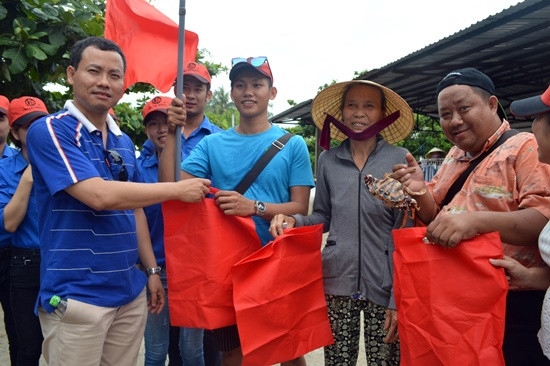 Trao túi vải môi trường cho người dân xã đảo Tam Hải, Núi Thành