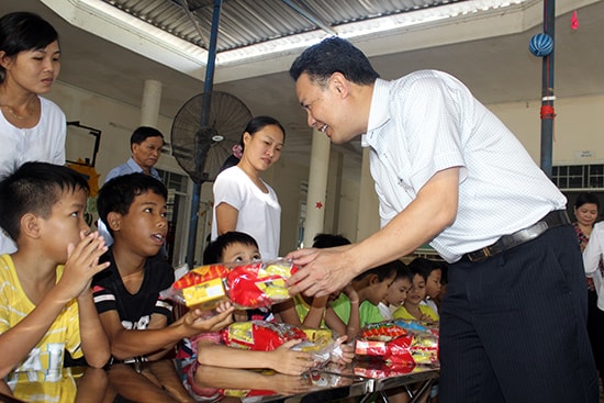 Phó Chủ tịch UBND tỉnh Lê Văn Thanh thăm, tặng quà cho trẻ em ở Trung tâm Nuôi dưỡng trẻ mồ côi sơ sinh Quảng Nam (xã Tam Đàn, Phú Ninh).