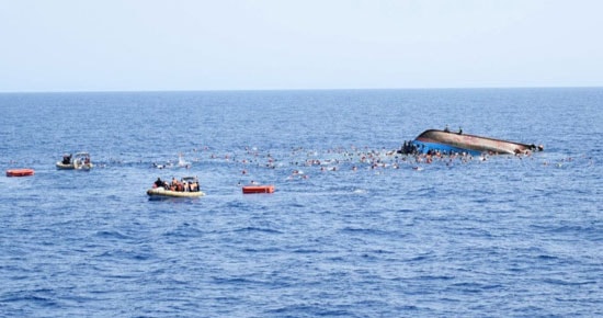 Một chiếc thuyền chở người di cư lật úp ngoài khơi bờ biển Libya. Khoảng 300 người có mặt trên chiếc thuyền bị lật, chỉ có 90 người được cứu sống. (Ảnh: AP)