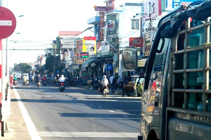 Vỉa hè bị biến thành nơi để bảng hiệu quảng cáo. Ảnh: P.V