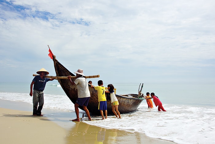 Các em nhỏ thôn Trung Thanh, xã Tam Thanh - Tam Kỳ chung sức với người lớn đưa ghe vào bờ.