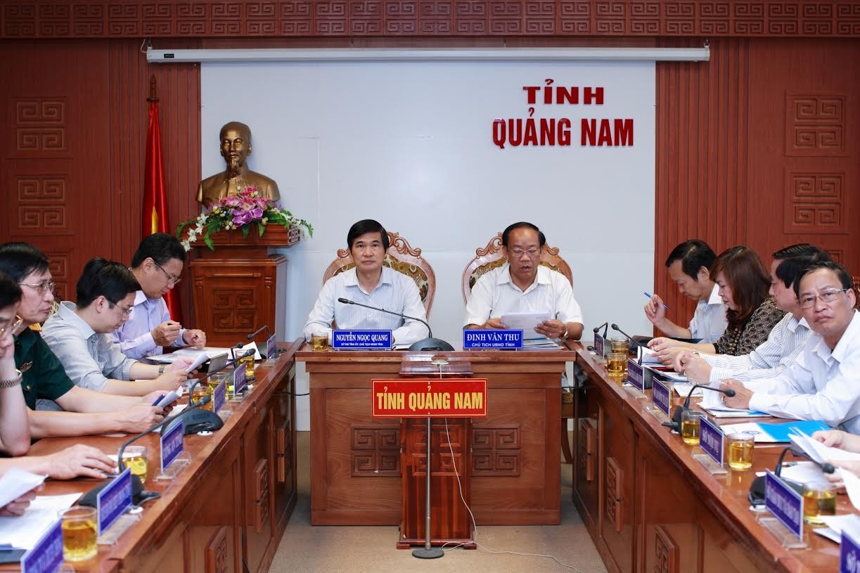 Bí thư Tỉnh ủy Nguyễn Ngọc Quang và Chủ tịch UBND tỉnh Đinh Văn Thu chủ trì cuộc họp trực tuyến tại Quảng Nam.