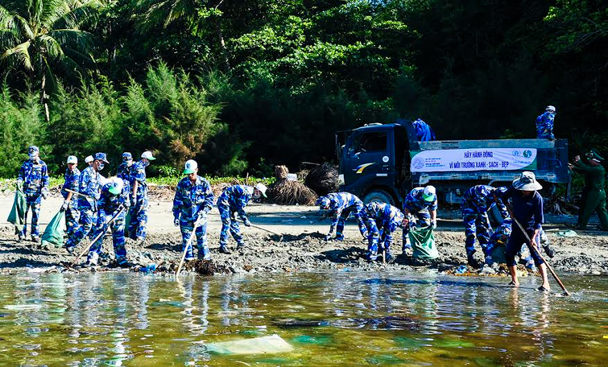 Lực lượng Cảnh sát biển cùng cán bộ, nhân dân địa phương tham gia dọn vệ sinh bờ biển.