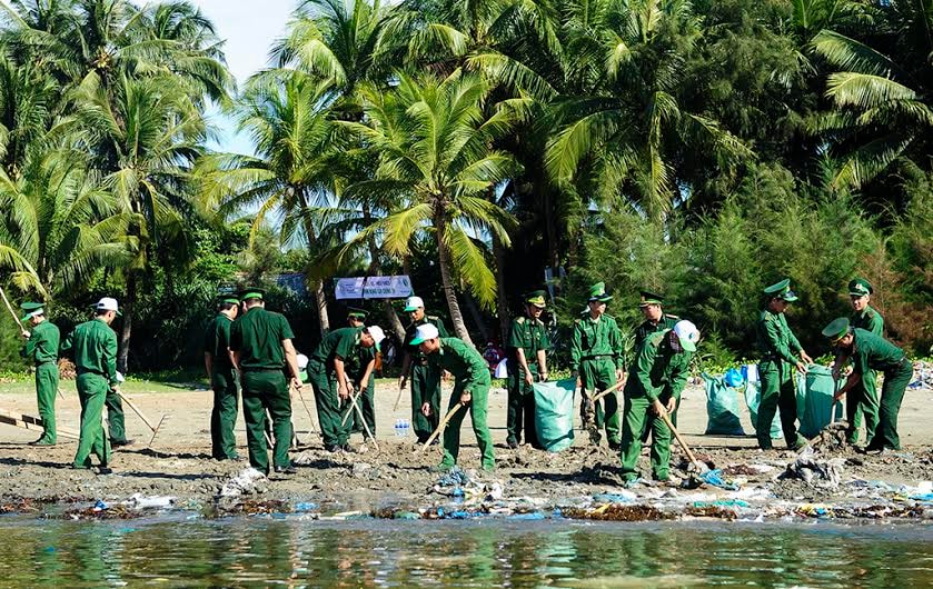 Cán bộ chiến sĩ Bộ đội biên phòng tham gia hưởng ứng ngày môi trường.