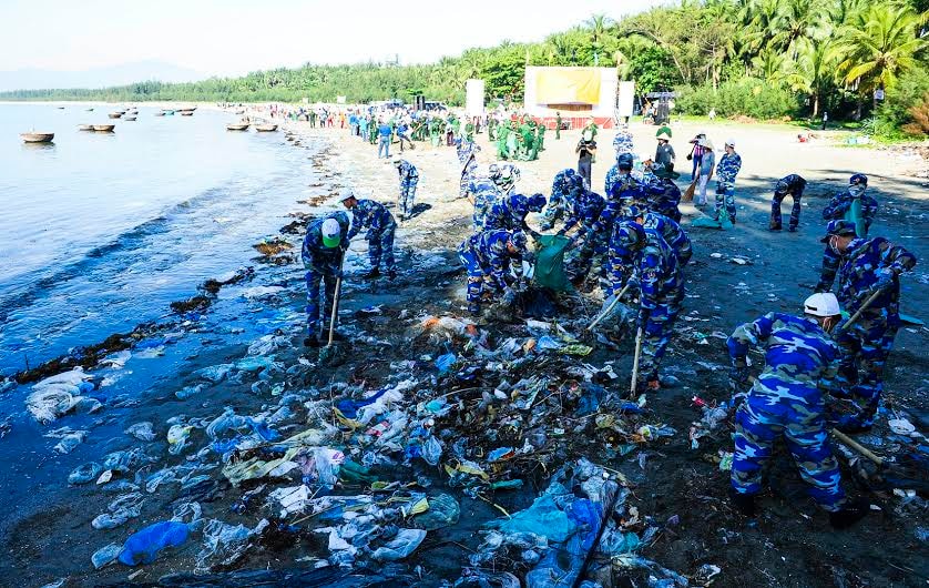 Hàng trăm người dân địa phương cùng lực lượng vũ trang tham gia dọn dẹp bãi biển.