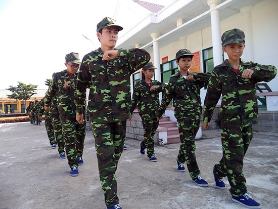 Trẻ tham gia học kỳ quân đội do Tỉnh đoàn tổ chức.Ảnh: CÔNG VINH