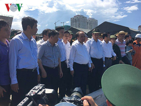 Thủ tướng Chính phủ Nguyễn Xuân Phúc tại hiện trường vụ chìm tàu du lịch ở Đà Nẵng chiều 5.6. Ảnh: Hải Sơn