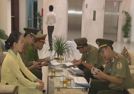Lực lượng Quản lý xuất nhập cảnh kiểm tra người nước ngoài lưu trú tại các khách sạn. 
