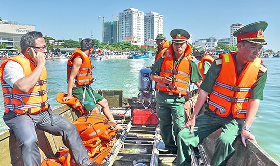 Cán bộ, chiến sĩ lực lượng vũ trang Quân khu 5 triển khai công tác cứu hộ, cứu nạn. Ảnh: NGỌC DIỆP