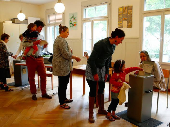 Người dân Thụy Sĩ bỏ phiếu để từ chối hay chấp nhận số tiền được phát không từ Chính phủ 