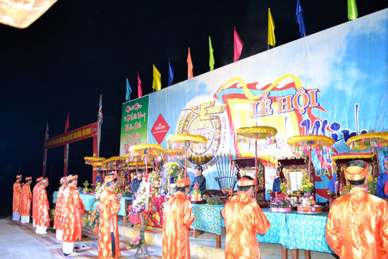 Lễ hội Thanh minh tại Điện Quang là sự kiện để cháu con tìm về cội nguồn, tri ân công đức tiền nhân. ảnh: CÔNG TÚ