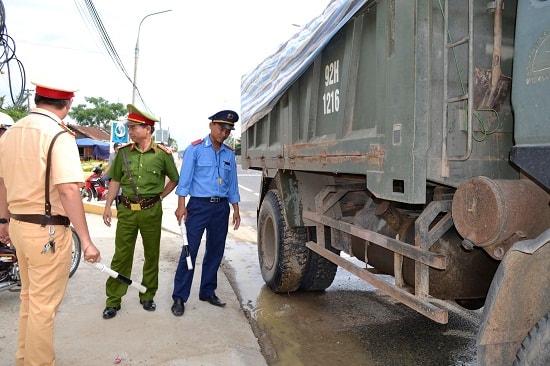 Ngoài vi phạm kích thước thành, thùng xe, phương tiện này còn chở vật liệu làm rơi vãi xuống đường.