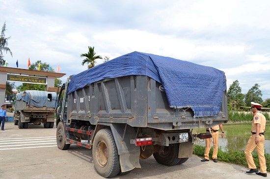 Tài xế lái xe vào trước cổng trường rồi bỏ trốn.