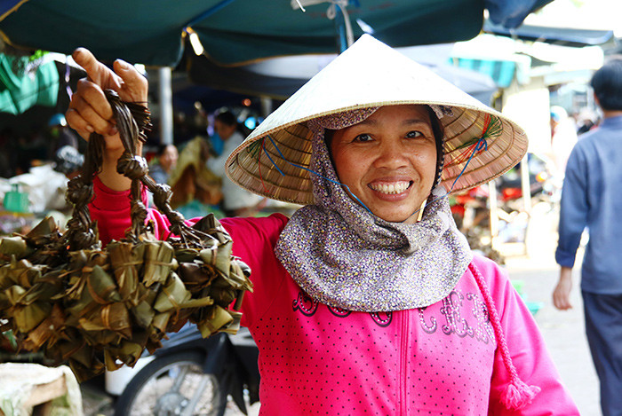 Chị Nguyệt bán bánh ú tro tại chợ Tam Kỳ cho biết: “Năm nay bánh ú tro có giá 15 nghìn đồng/chục bánh, cũng tương đương mọi năm”.