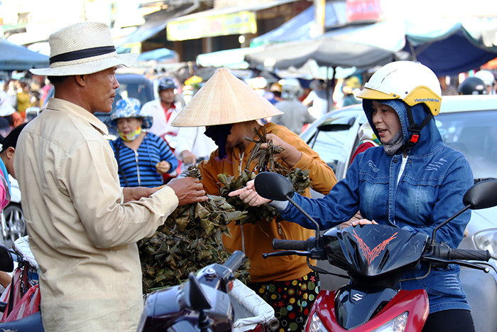 Nhiều người dân ghé lại chợ mua bánh ú tro, loại bánh đặc sản của người dân xứ Quảng trong dịp Tết Đoan Ngọ.