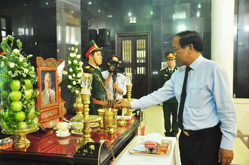 Chủ tịch UBND tỉnh Đinh Văn Thu viếng hương đồng chí Hoàng Minh Thắng.