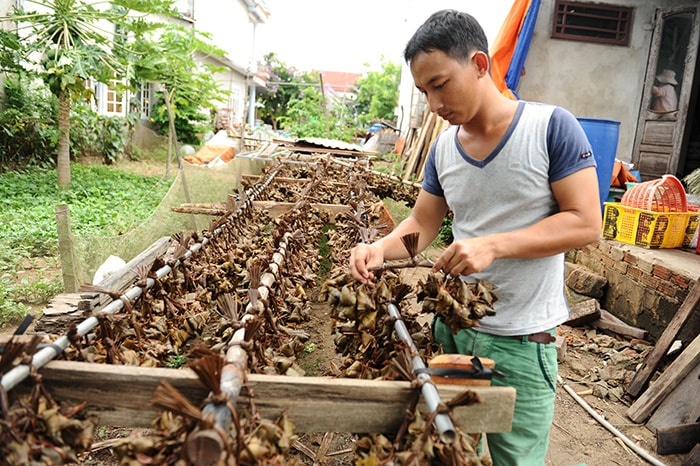 Bánh nấu chín treo lên cho ráo nước.