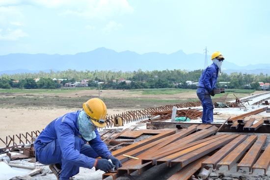 Công nhân trên công trường cầu Giao Thủy. Ảnh: C.T