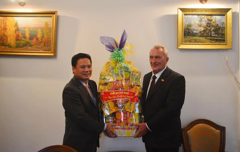 Phó Chủ tịch UBND tỉnh Lê Văn Thanh tặng quà chúc mừng ngày Quốc khánh Liên bang Nga cho Tổng Lãnh sự quán Nga tại TP.Đà Nẵng.
