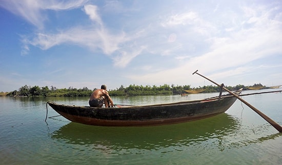 Người dân vùng hạ lưu sông Thu Bồn cặm rớ chờ đón luồng cá de.