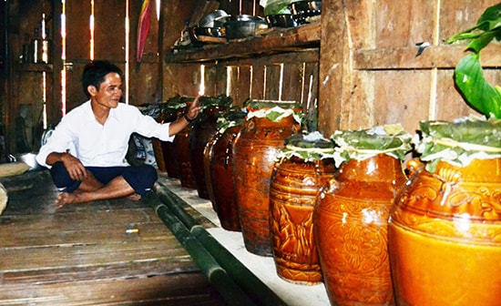 Hàng chục ché rượu cần được người nhà ông Cường (nóc Ông Nút) chuẩn bị để làm lễ cúng heo ba đầu. Ảnh: VÕ LÊ