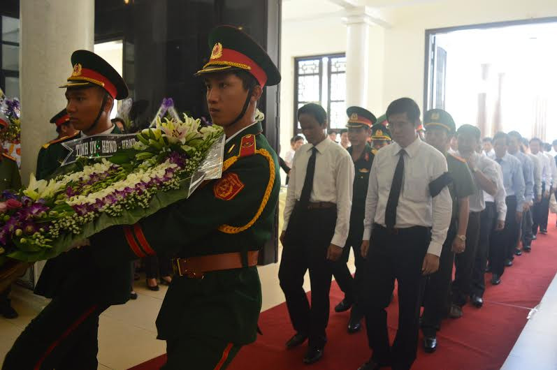 Bí thư tỉnh ủy Nguyễn Ngọc Quang dẫn đầu đoàn đại biểu lãnh đạo tỉnh đến viếng hương và dự lễ truy điệu đồng chí Hoàng Minh Thắng.