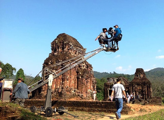 Phóng viên, quay phim Đài PT-TH Quảng Nam tác nghiệp hiện trường.Ảnh: NGÔ HÒA