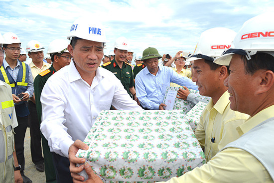 Bộ trưởng Trương Quang Nghĩa tặng quà động viên nhà thầu thi công đường cao tốc Đà Nẵng - Quảng Ngãi.Ảnh: CÔNG TÚ
