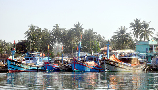 Hệ thống cảng cá tại Quảng Nam chưa được đầu tư đồng bộ. TRONG ẢNH: Tàu thuyền neo đậu tại bến cá thôn Sâm Linh, xã Tam Quang, Núi Thành.Ảnh: MINH ĐỨC