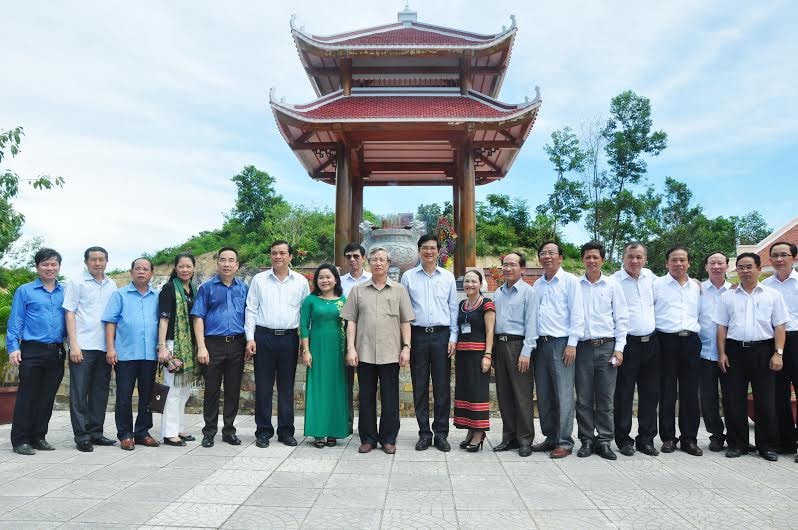 Đồng chí Trần Quốc Vượng cùng các đồng chí lãnh đạo tỉnh, lãnh đạo huyện Bắc Trà My chụp hình lưu niệm. 