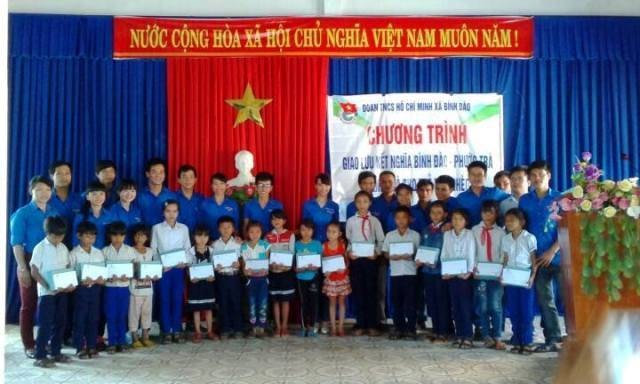 Tặng quà cho các em học sinh có hoàn cảnh khó khăn của xã Phước Trà. Ảnh: MỸ LINH