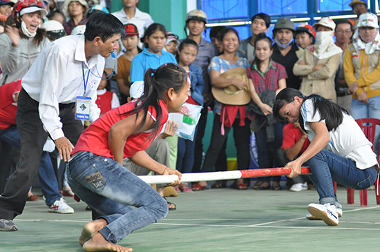  Đẩy gậy - một trong những môn thể thao truyền thống của đồng bào DTTS luôn thu hút đông đảo người xem.