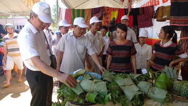 Some typical mountain products were exhibited in the first fair. 