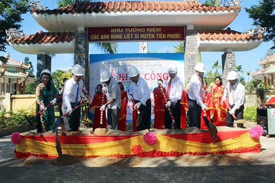 Các đồng chí lãnh đạo tỉnh và huyện Tiên Phước khởi công công trình Nghĩa trang liệt sĩ huyện Tiên Phước.