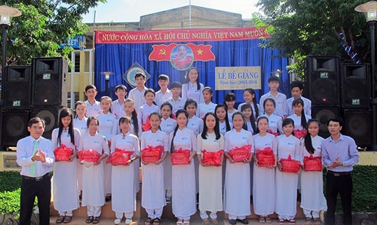 Khen thưởng học sinh có thành tích tốt tại lễ bế giảng năm học 2015-2016 của Trường THPT Phan Châu Trinh.