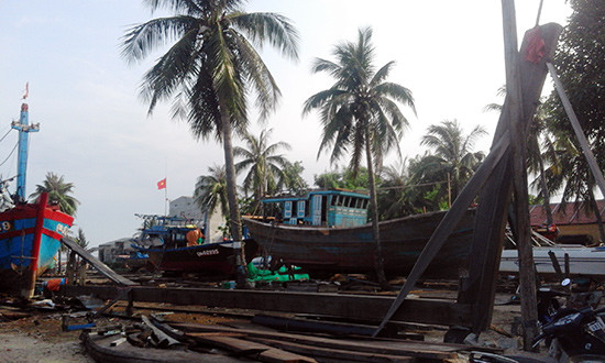 Tàu vỏ gỗ của ông Nguyễn Văn Em mới đóng được phần long cốt đã bị tháo ra vì ông không đủ vốn đối ứng.