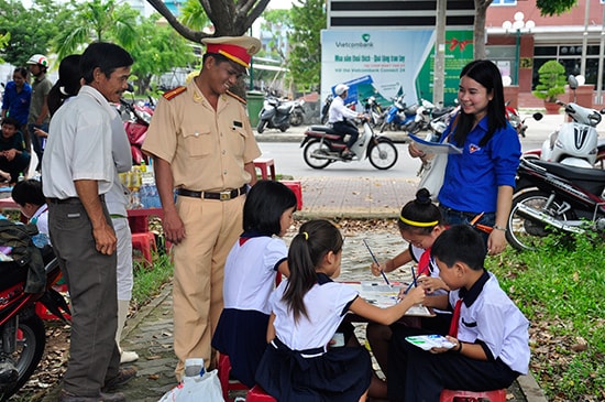 Thành đoàn Tam Kỳ tuyên truyền giao thông trong học sinh tiểu học bằng hình thức tổ chức thi vẽ tranh chủ đề an toàn giao thông. Ảnh: V.ANH