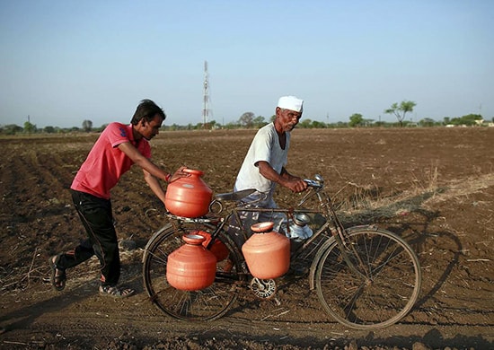 Người dân ở huyện Latur, bang Maharashtra đi rất xa để mang được nước về. (Ảnh: aljazeera)