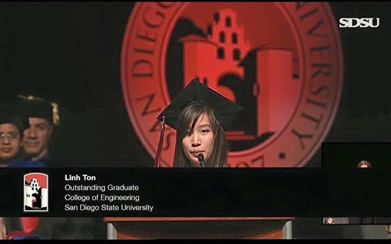 Thủ khoa Kỹ sư Tôn Du Linh đại diện 500 sinh viên phát biểu và làm lễ tốt nghiệp tại Trường San Diego State University.