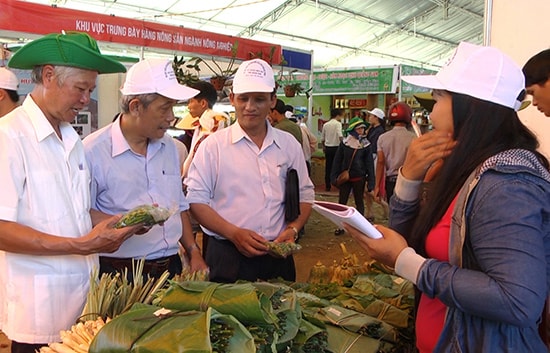 Khách tham quan các gian hàng trưng bày và mua sản phẩm.