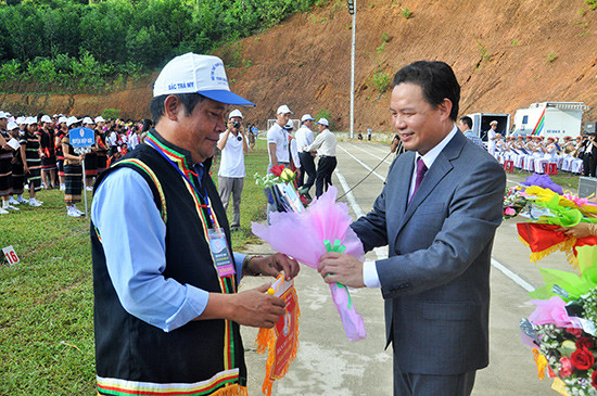 Phó Chủ tịch UBND tỉnh Lê Văn Thanh - Trưởng ban Tổ chức hội thi tặng cờ lưu niệm cho các đoàn. Ảnh: T.VY