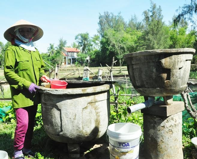 Dù đã lắng lọc qua bể lọc nhiều lần, nhưng gia đình bà Nguyệt chỉ dám dùng nguồn nước sinh hoạt phục vụ cho việc tắm giặt. 