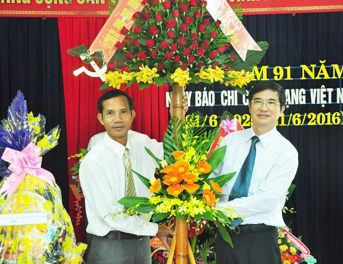 Bí thư Tỉnh ủy Nguyễn Ngọc Quang tặng hoa chúc mừng cán bộ, phóng viên Văn phòng đại diện Báo Nhân dân tại Quảng Nam.